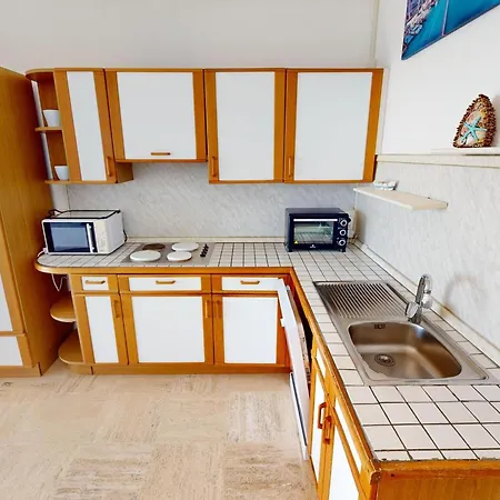 Menton: 3 Pieces Bord De Avec Piscine Et Garage - Fr-1-196-364 *